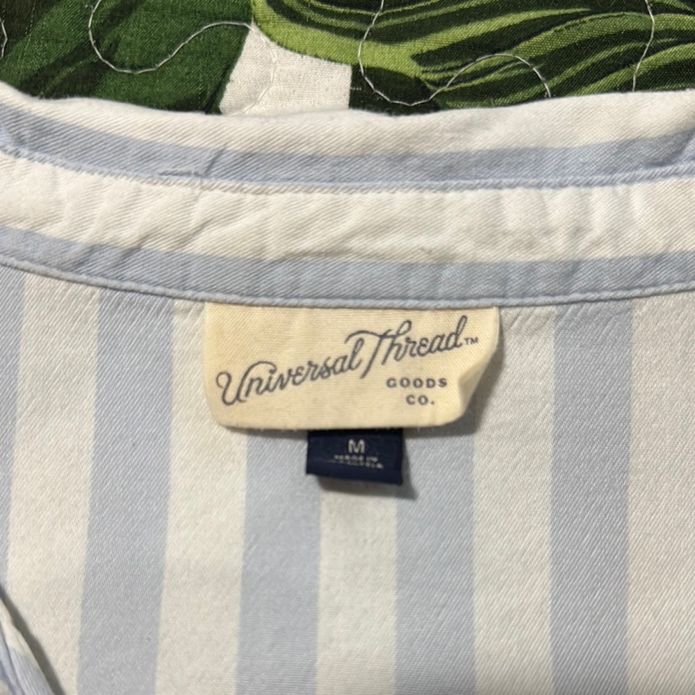 Universal Threads button down - Picture 2 of 4